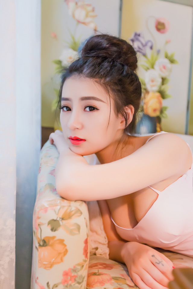 红唇盘发美女吊带低胸写真