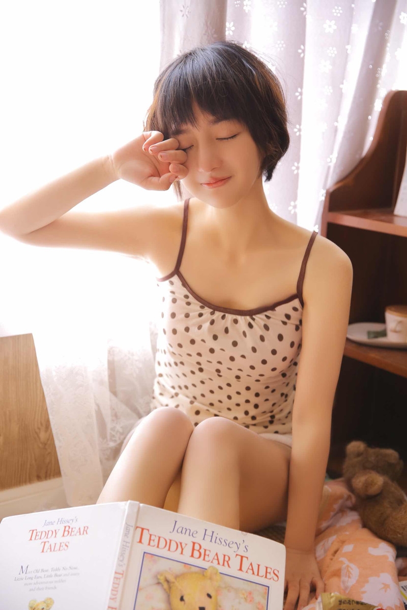 短发萌妹子私房白嫩养眼清纯美女图片