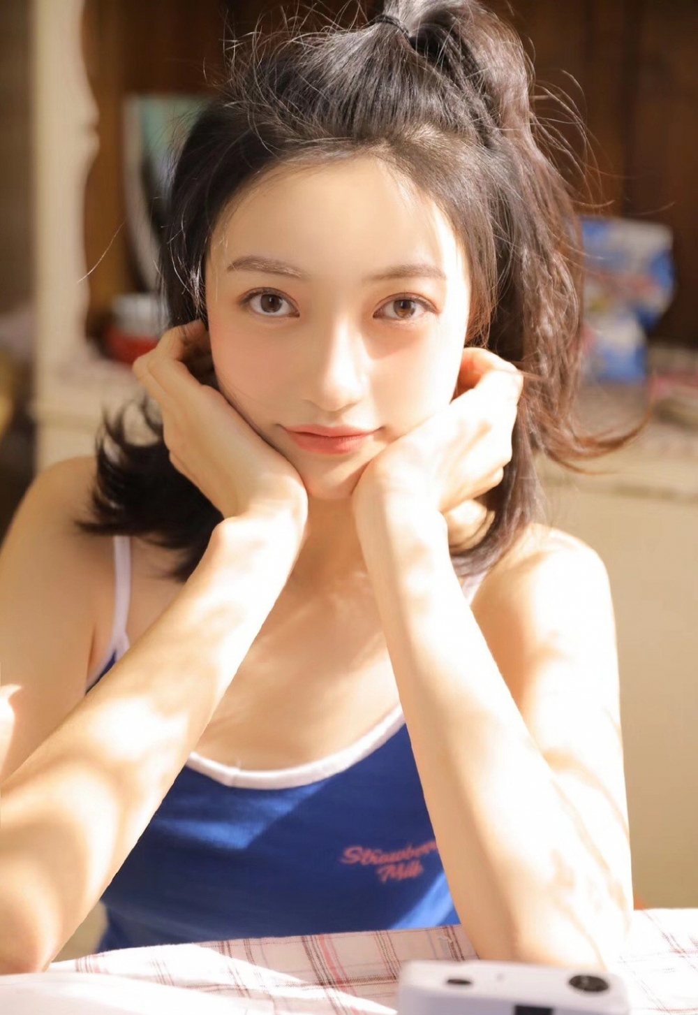 吊带背心美女甜美撩人私房性感美腿自拍生活照图片