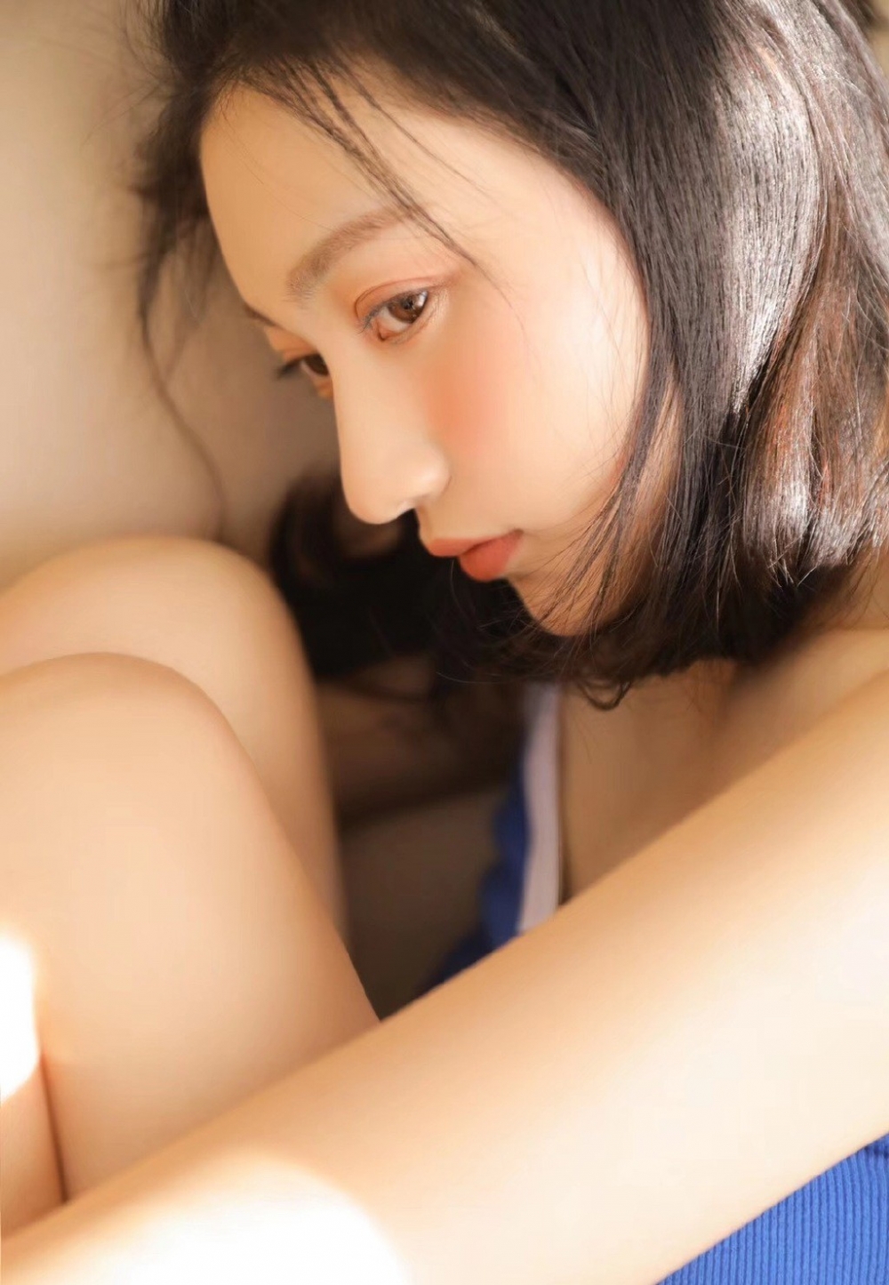 吊带背心美女甜美撩人私房性感美腿自拍生活照图片