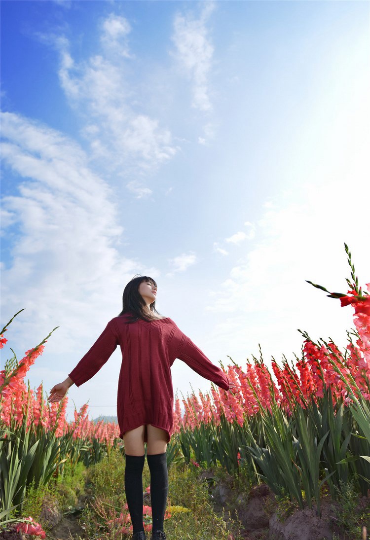 美女御姐曾妍希性感吊带裙户外写真图片