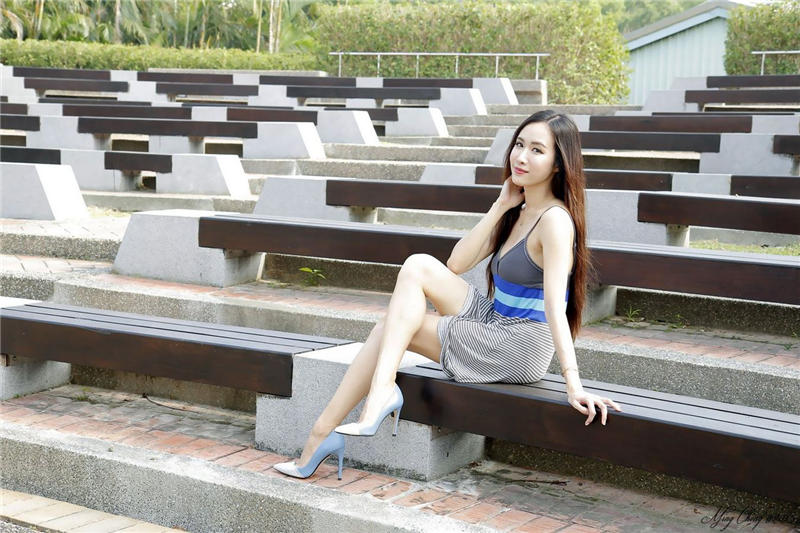 美女御姐曾妍希性感吊带裙户外写真图片