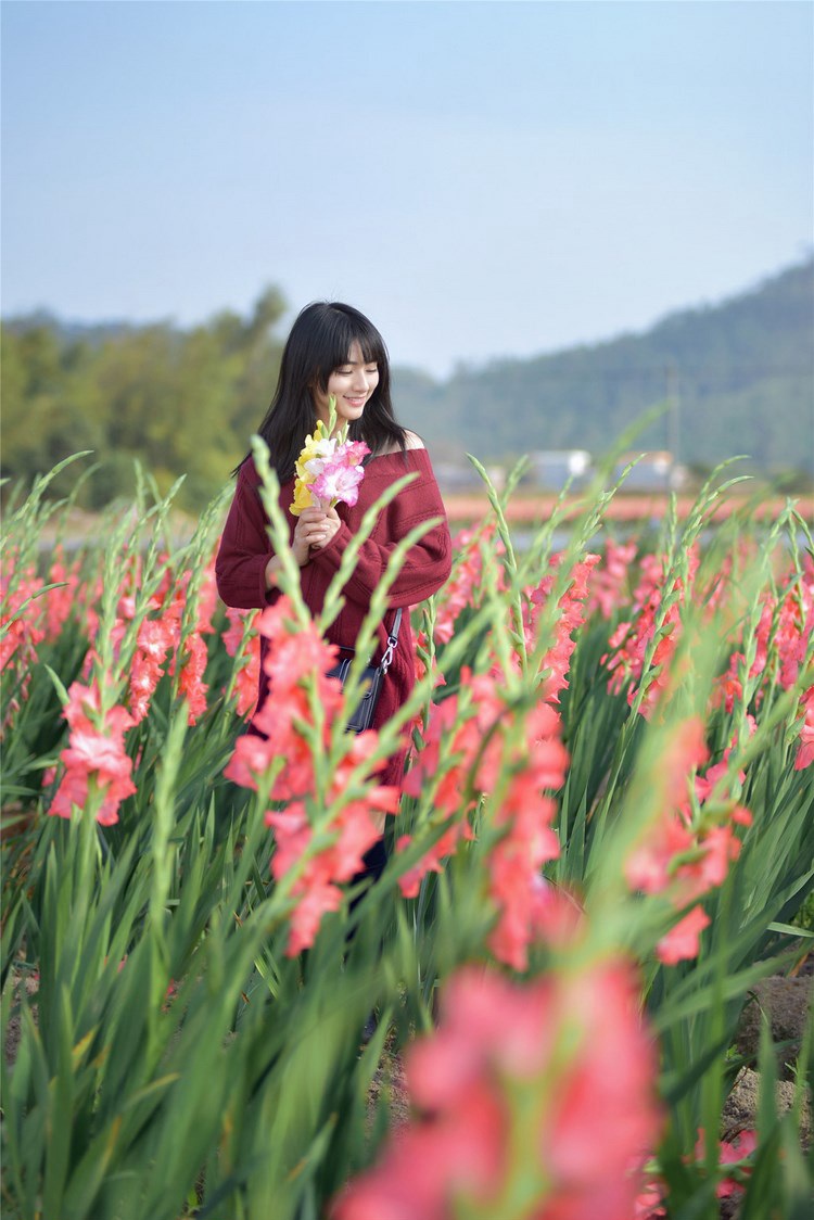 美女御姐曾妍希性感吊带裙户外写真图片