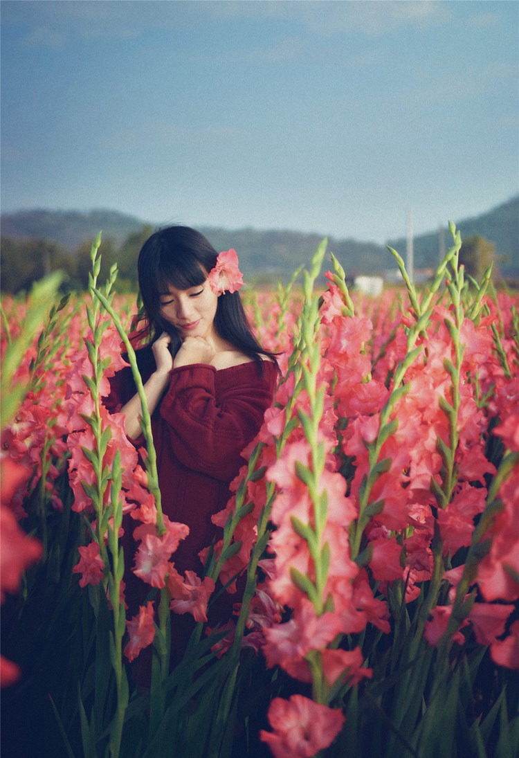 美女御姐曾妍希性感吊带裙户外写真图片