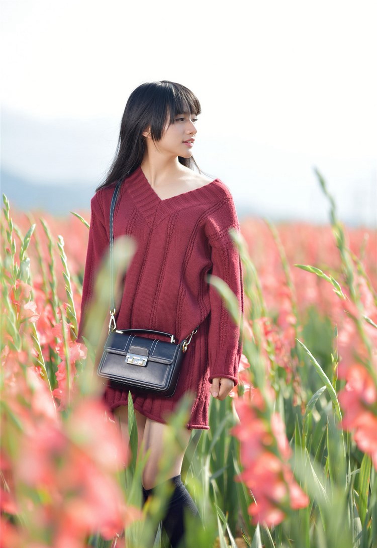 美女御姐曾妍希性感吊带裙户外写真图片