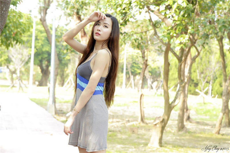 美女御姐曾妍希性感吊带裙户外写真图片