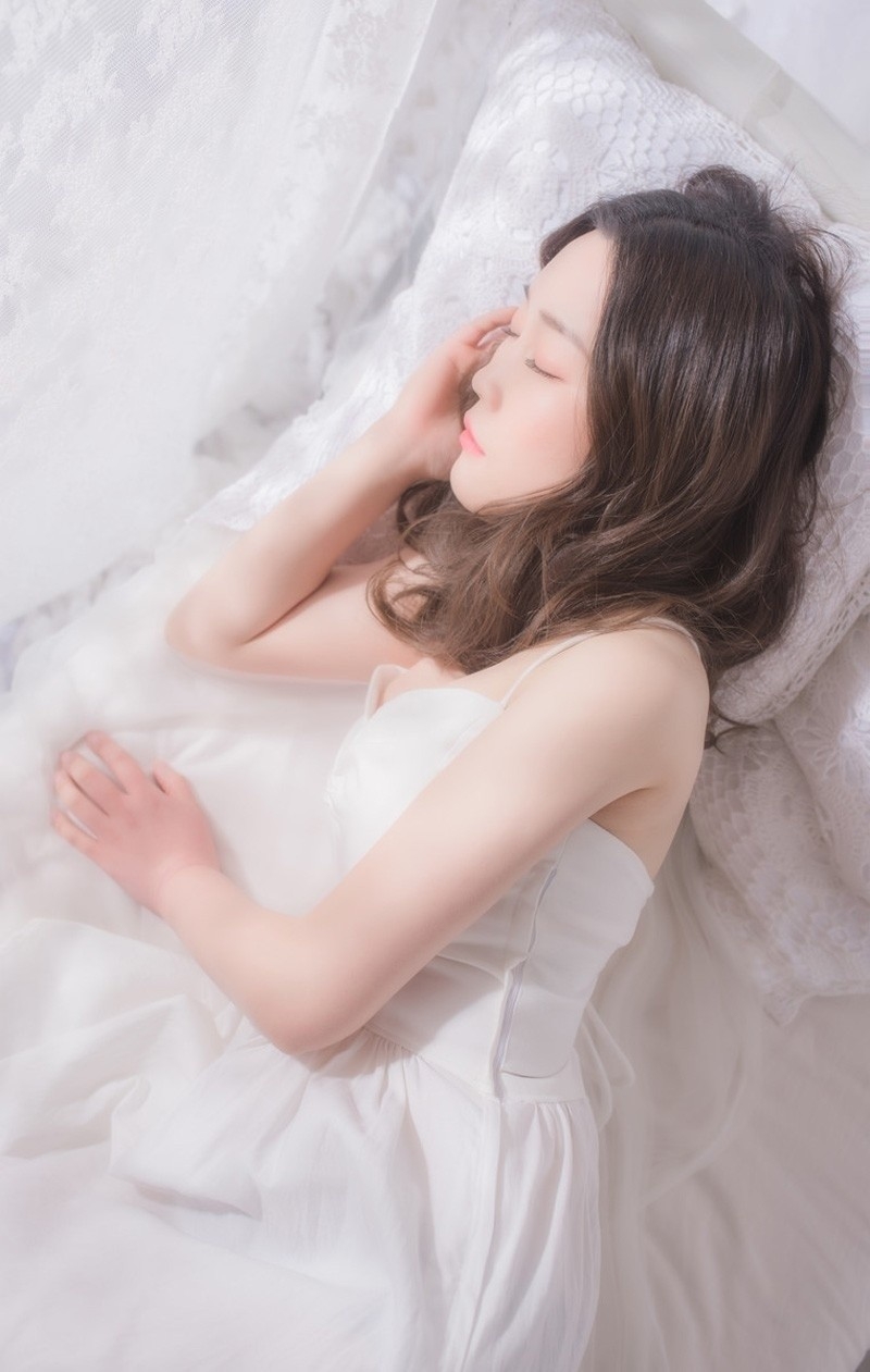 睡美人裹胸长裙模特妖娆妩媚性感捡尸朦胧写真