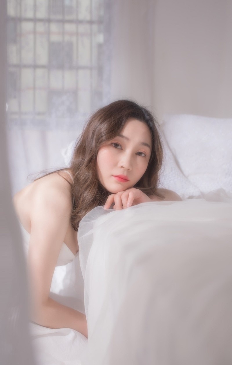 睡美人裹胸长裙模特妖娆妩媚性感捡尸朦胧写真