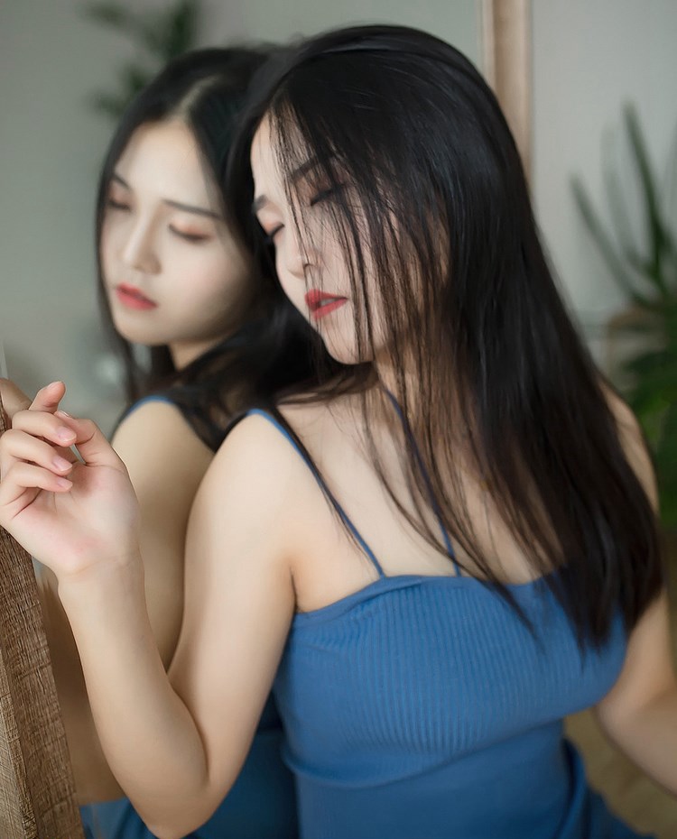 身材肉肉的白丝袜性感短发小美女