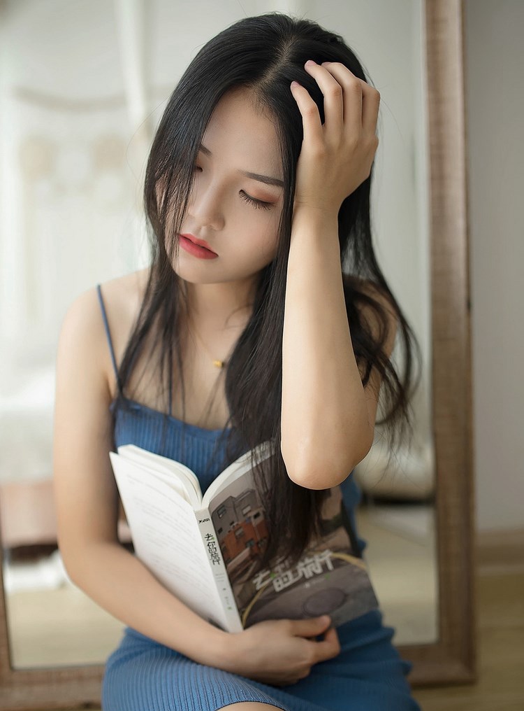 身材肉肉的白丝袜性感短发小美女