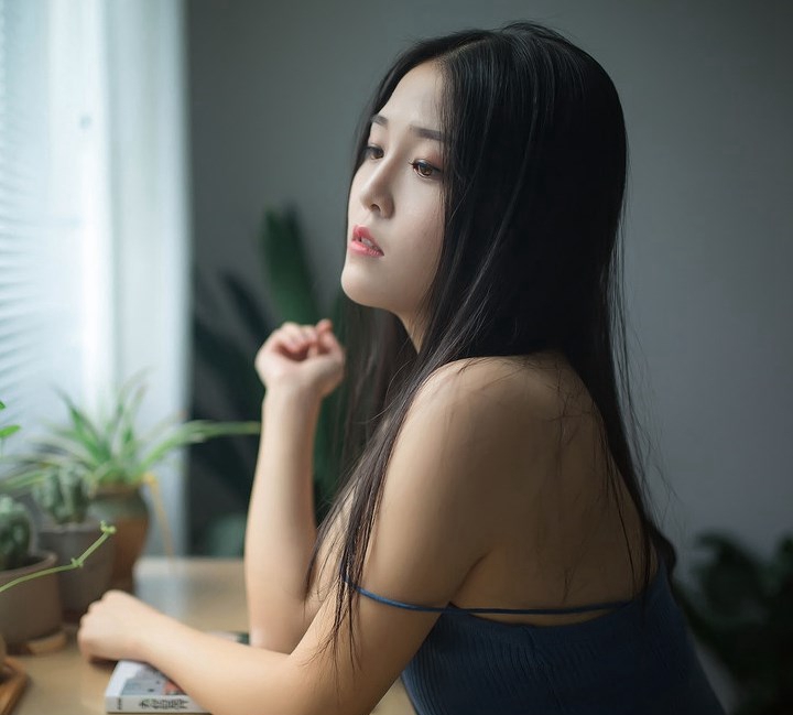 身材肉肉的白丝袜性感短发小美女