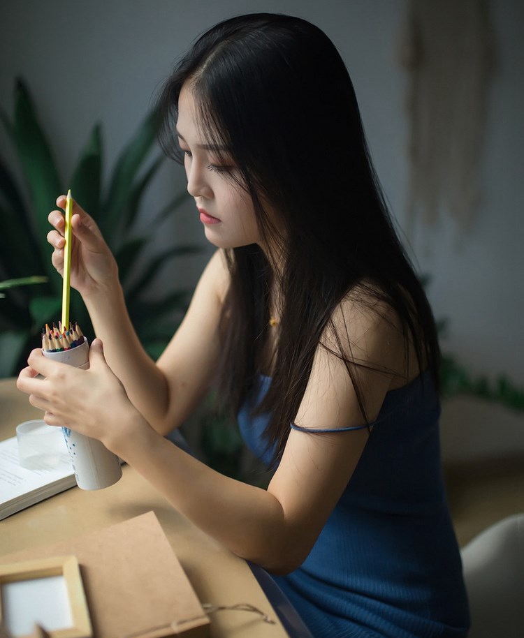 身材肉肉的白丝袜性感短发小美女