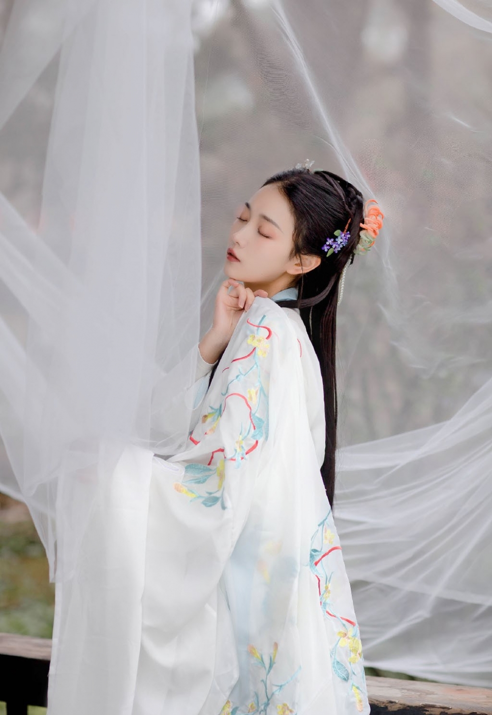气质温婉优雅的漂亮小姐姐轻薄白纱仙气十足古装摄影