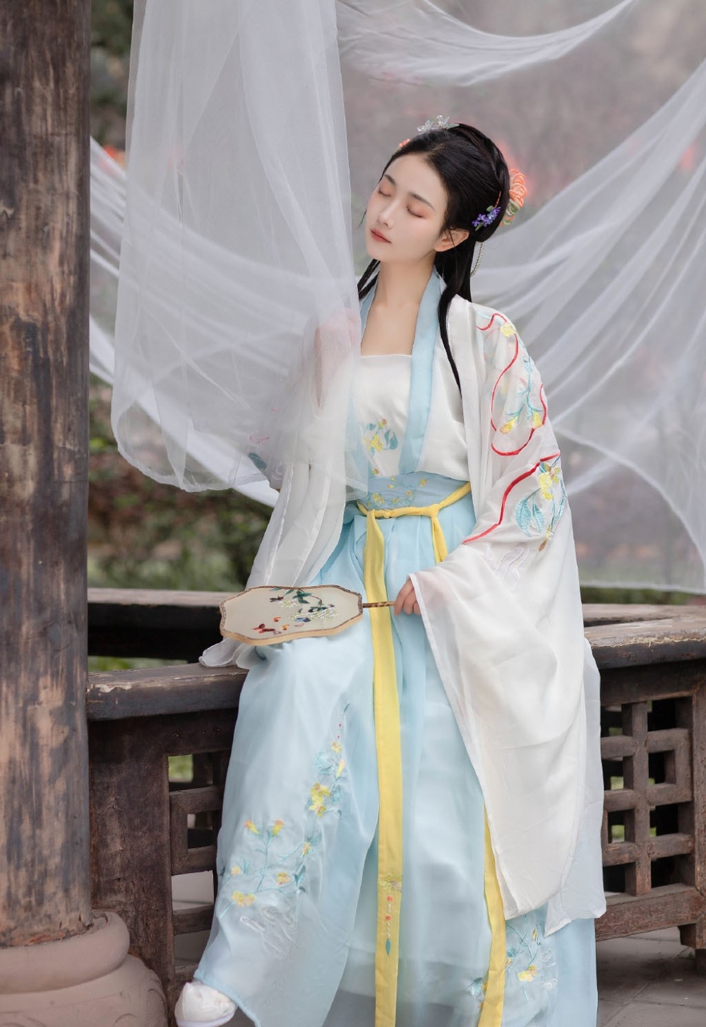 气质温婉优雅的漂亮小姐姐轻薄白纱仙气十足古装摄影