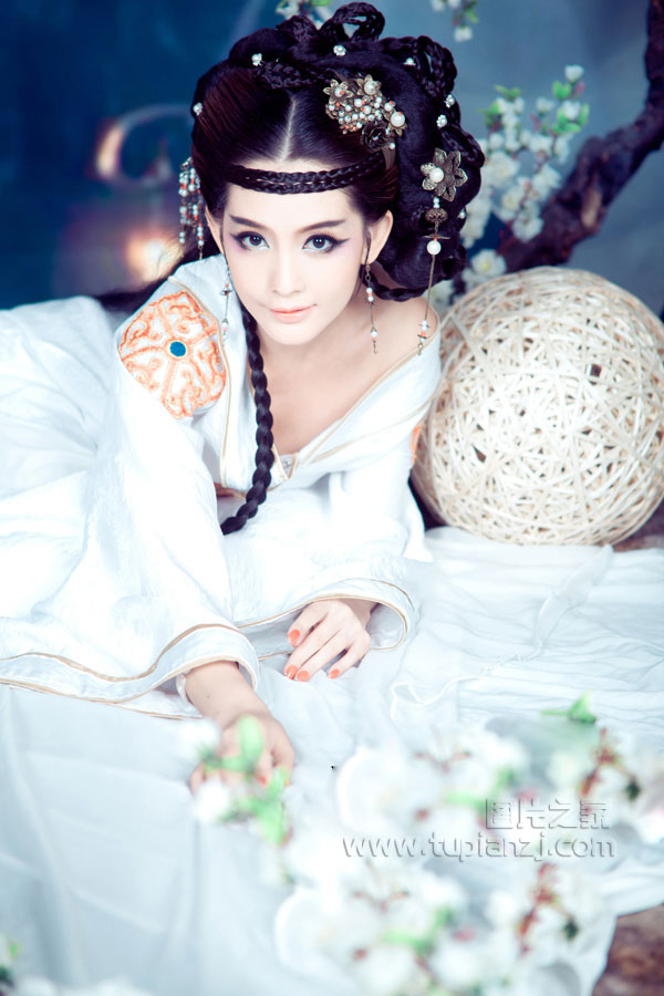 明艳动人古装美女 展白皙皮肤