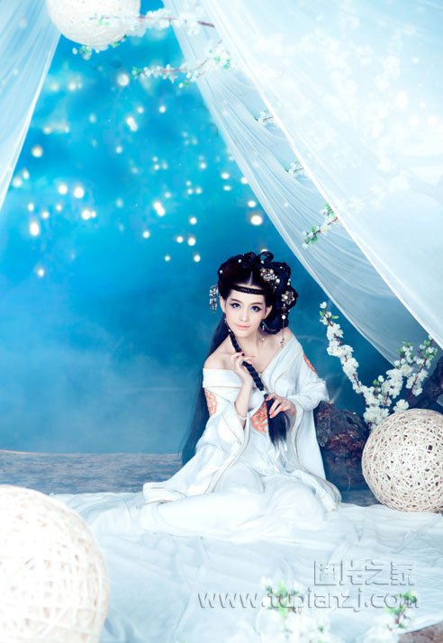 明艳动人古装美女 展白皙皮肤