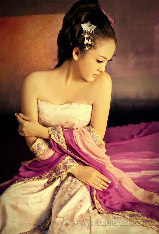 娇弱美艳古装美女图 展裸露美背