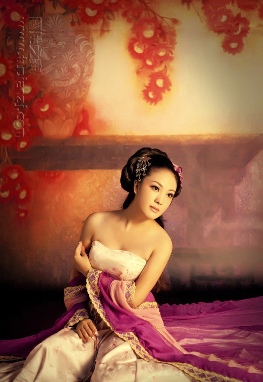 娇弱美艳古装美女图 展裸露美背