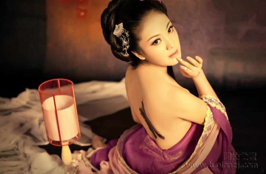 娇弱美艳古装美女图 展裸露美背