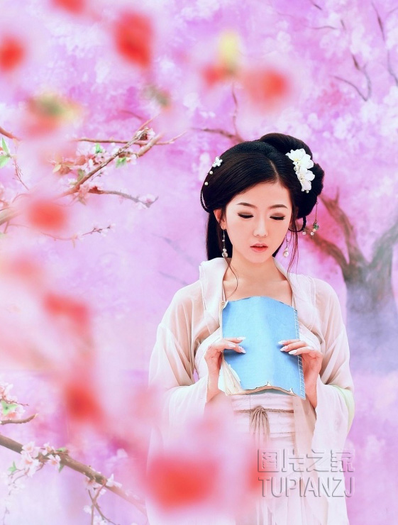 吟诗清纯女孩图片 展露清新气质