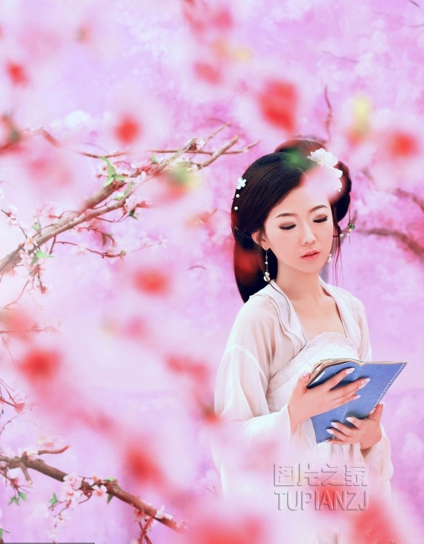 吟诗清纯女孩图片 展露清新气质