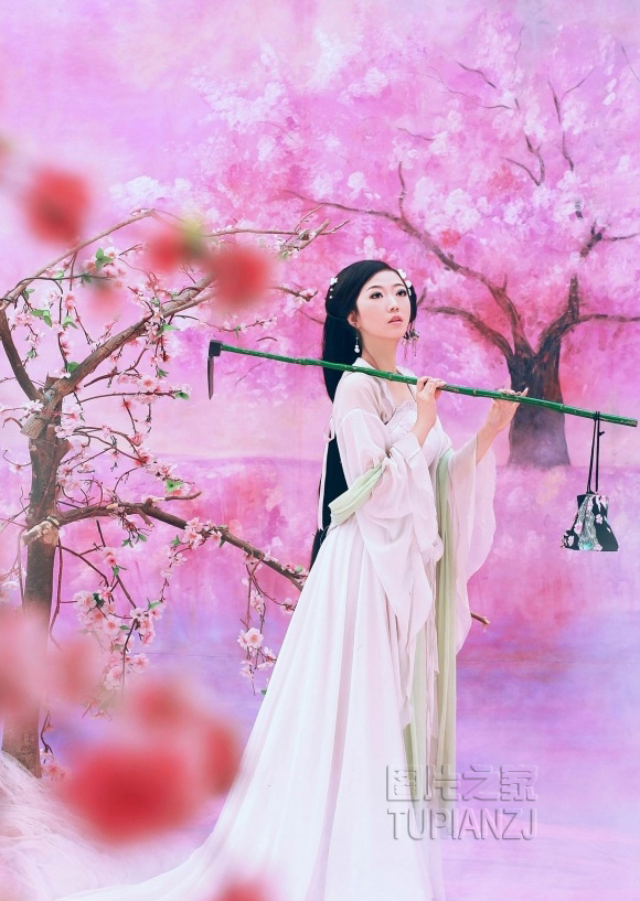 吟诗清纯女孩图片 展露清新气质