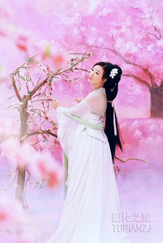 吟诗清纯女孩图片 展露清新气质