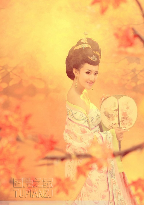 慵懒惬意古风少女甜美写真照