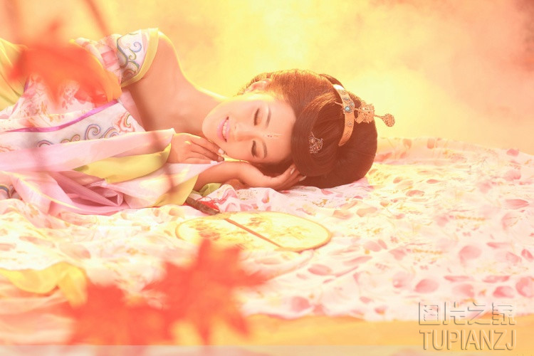 慵懒惬意古风少女甜美写真照