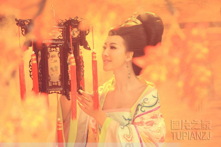 慵懒惬意古风少女甜美写真照