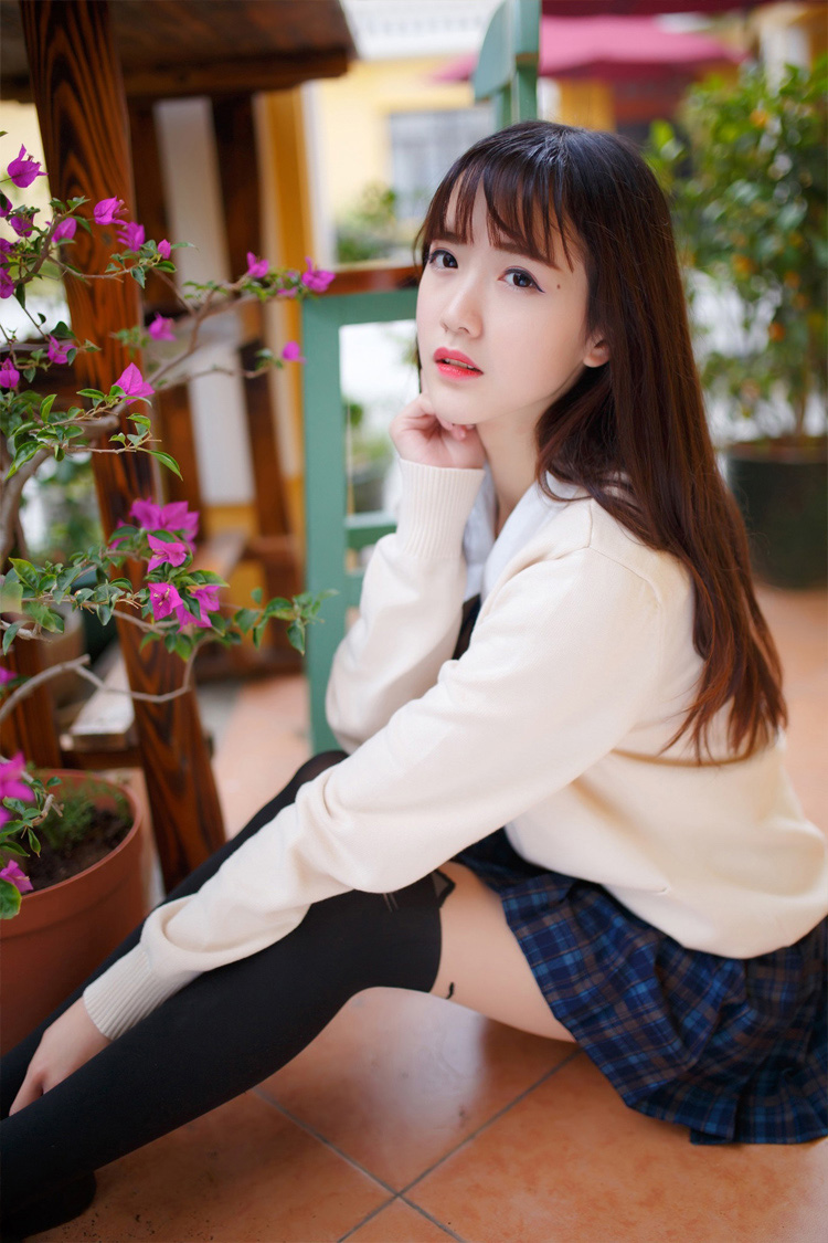 清纯漂亮美女超短裙黑丝裤袜写真