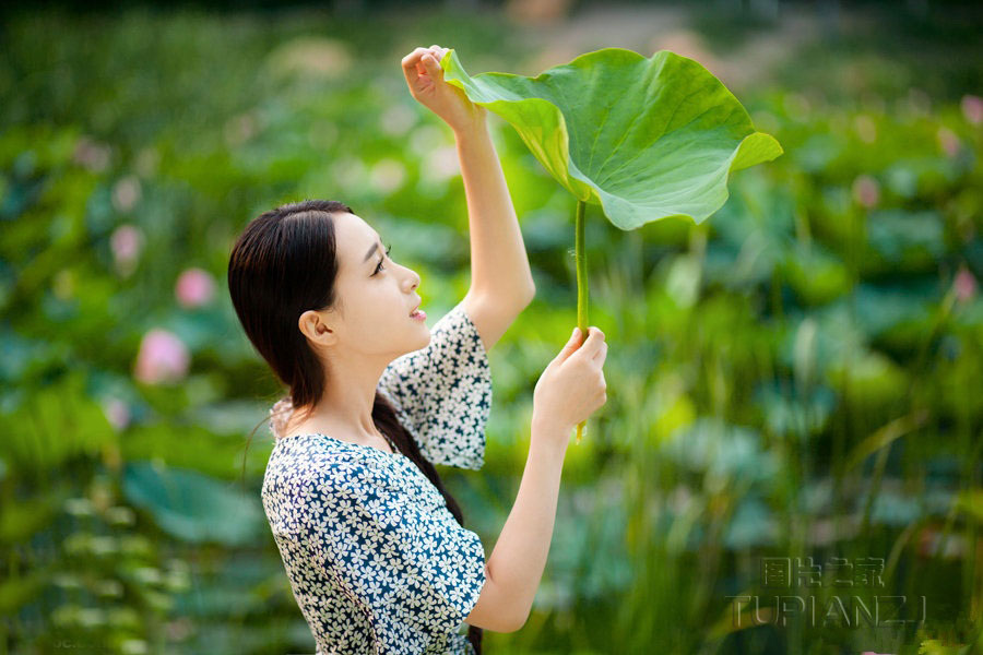清纯池塘边的邻家小妹 清纯甜美