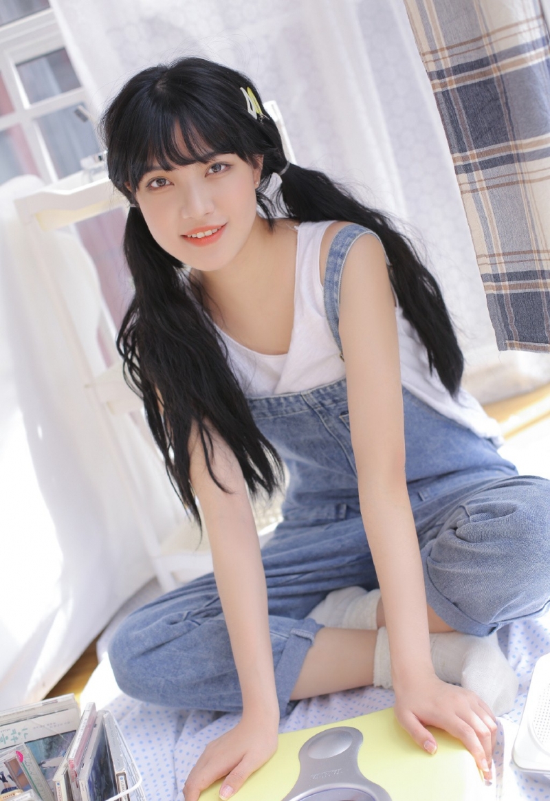 双马尾少女牛仔背带裤居家写真