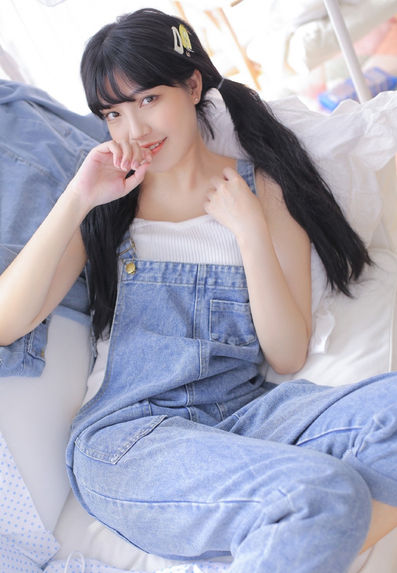 双马尾少女牛仔背带裤居家写真