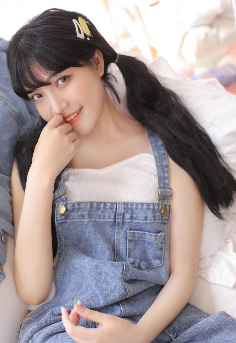 双马尾少女牛仔背带裤居家写真