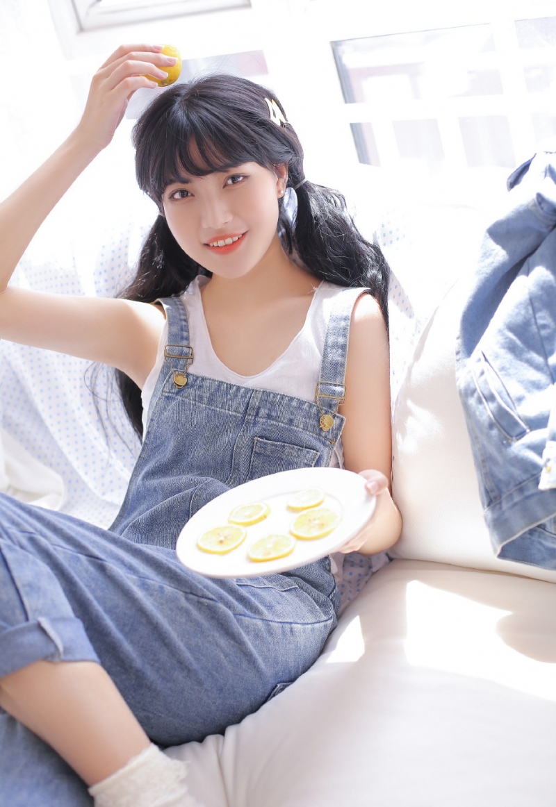 双马尾少女牛仔背带裤居家写真