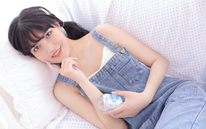 双马尾少女牛仔背带裤居家写真