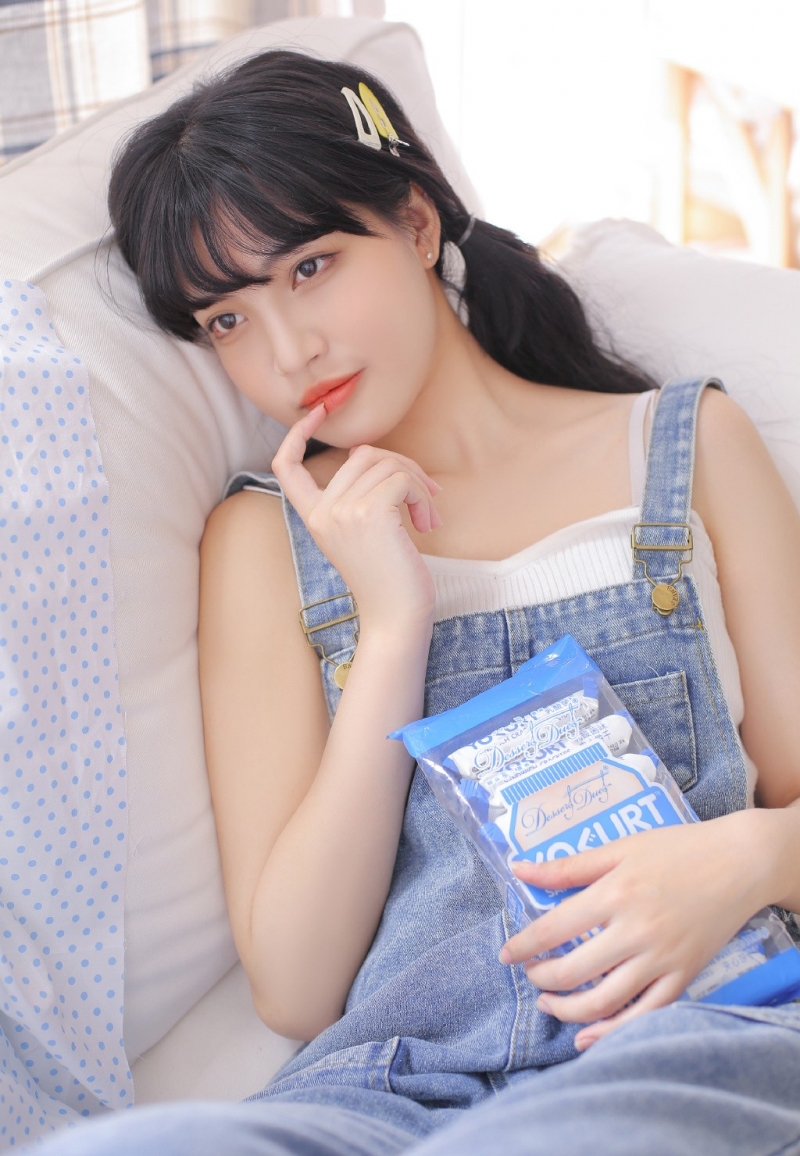双马尾少女牛仔背带裤居家写真