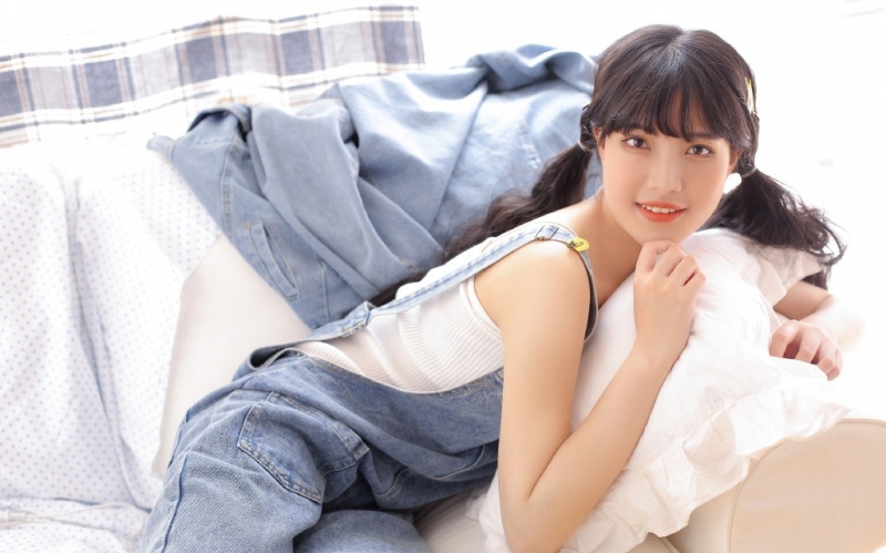 双马尾少女牛仔背带裤居家写真