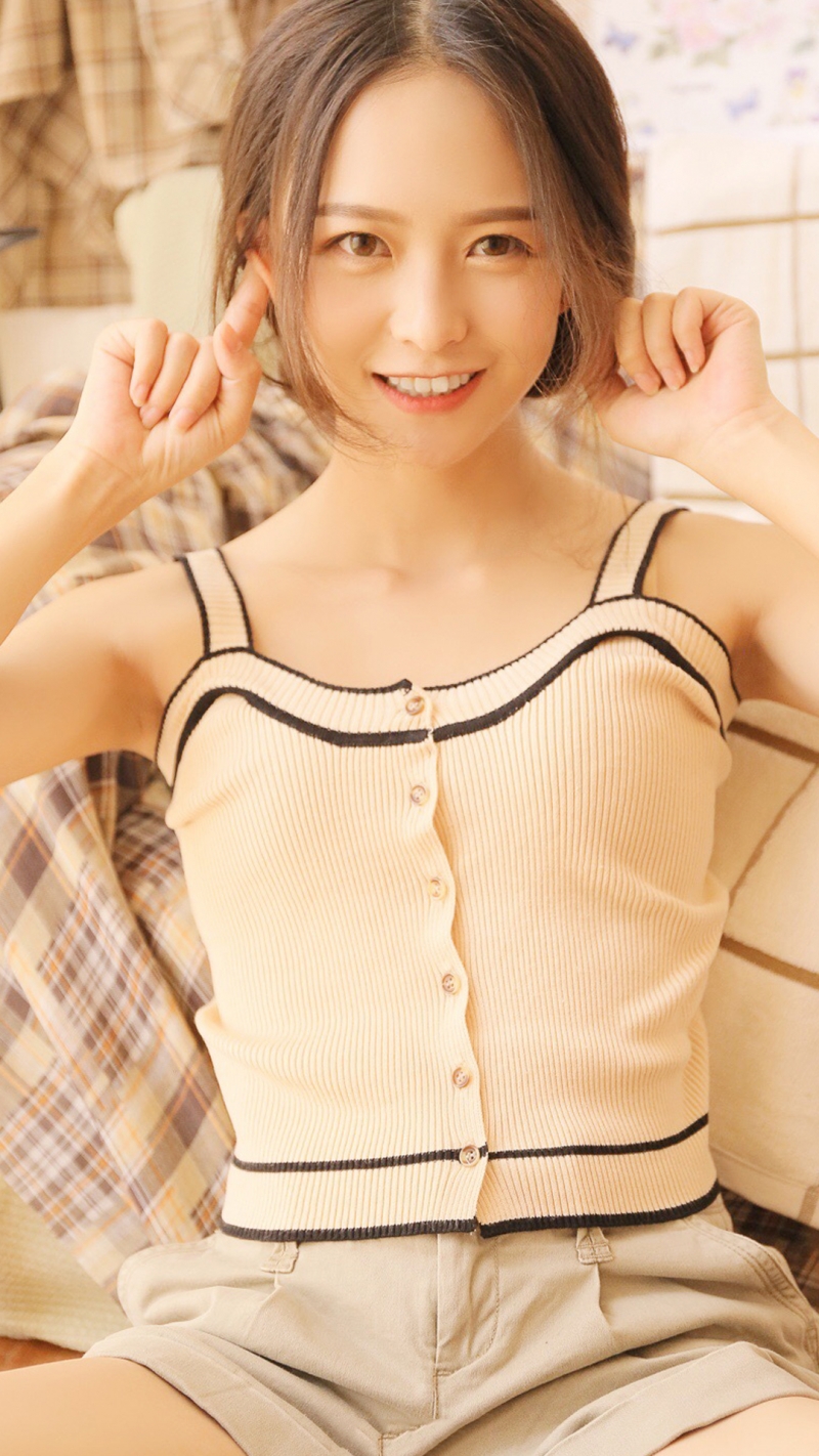 清纯美女吊带热裤香肩美腿写真