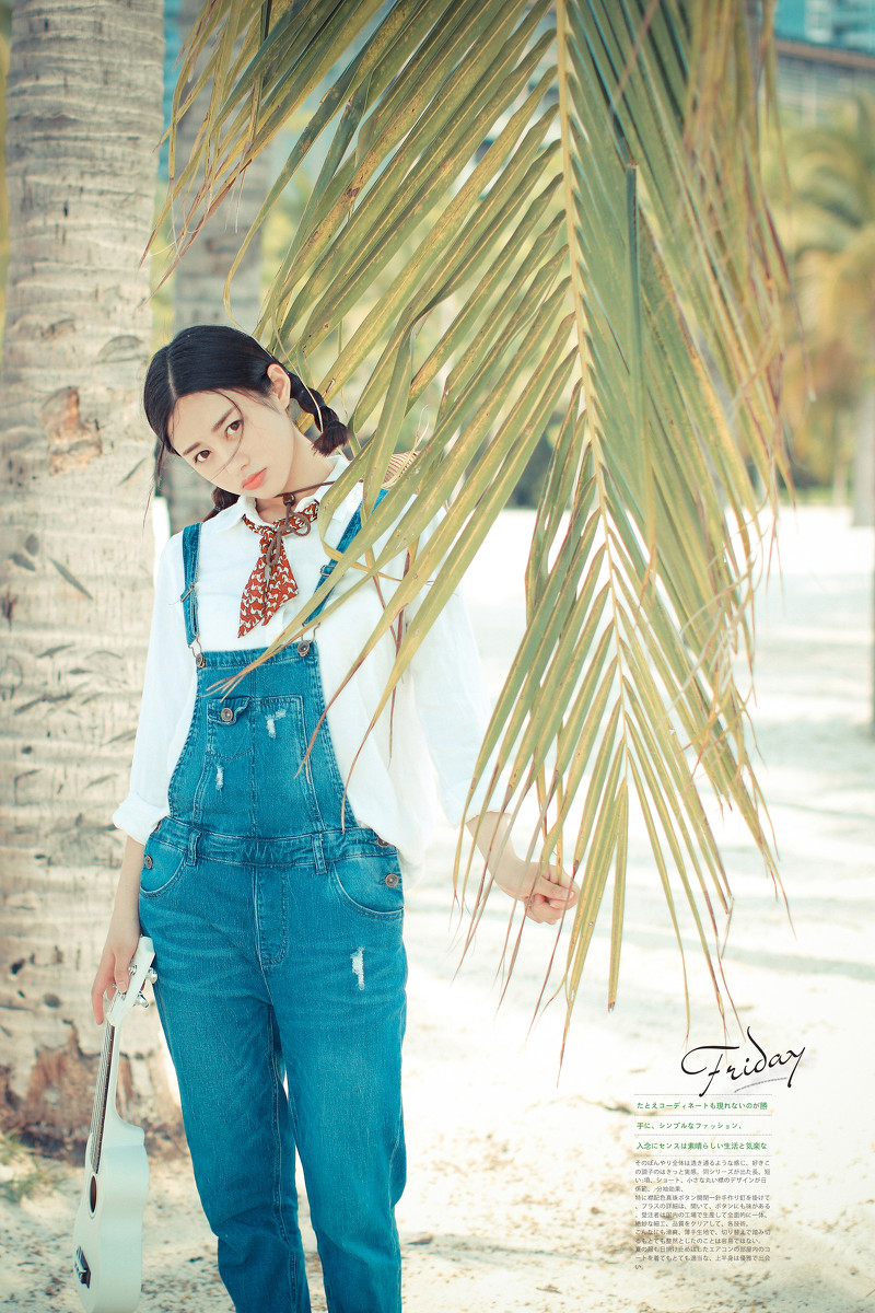 双麻花辫牛仔背带裤美少女