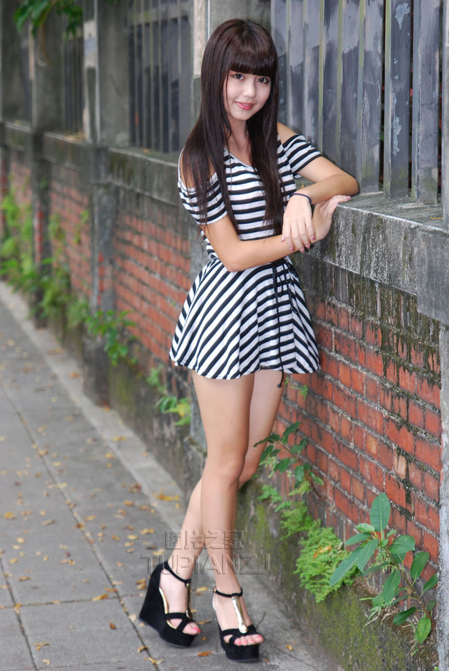 长发清纯MM 黑白长裙甜美照