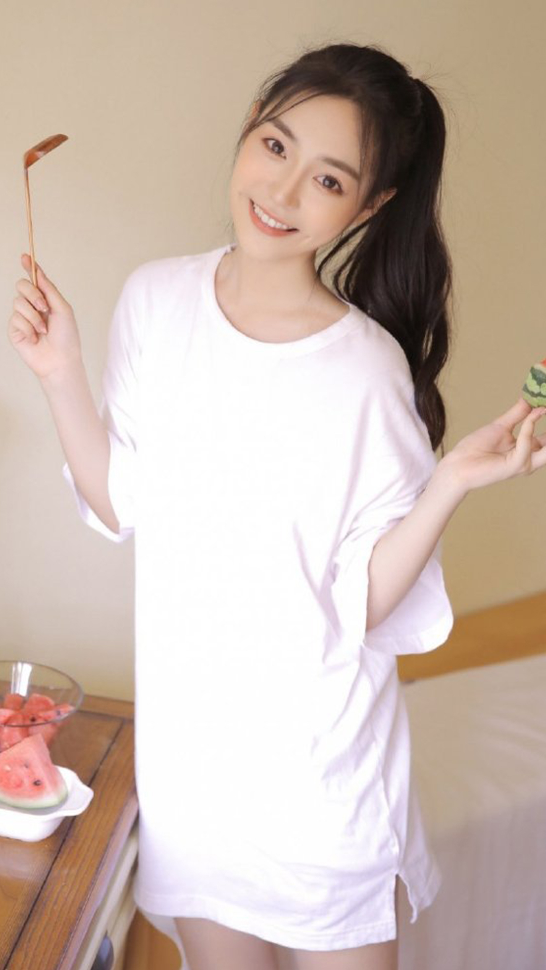 肌肤白皙笑容甜美可人的俏皮美女唯美壁纸少女心