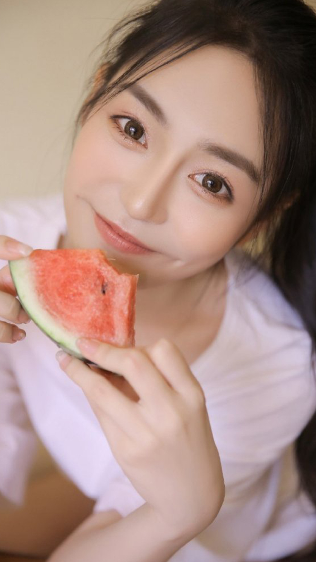 肌肤白皙笑容甜美可人的俏皮美女唯美壁纸少女心