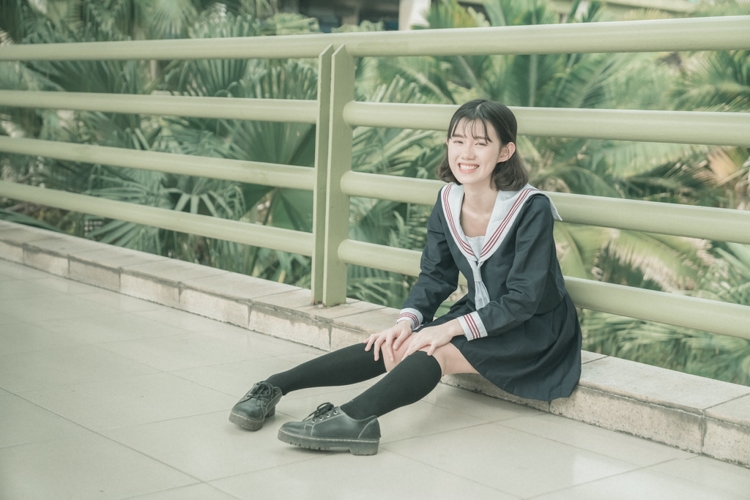 短发校园制服美女丝袜美腿清纯养眼写真图片