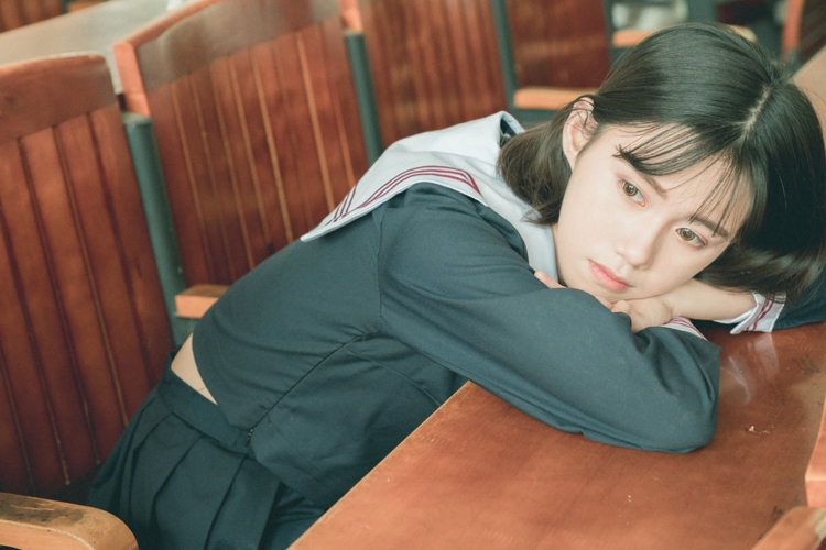 短发校园制服美女丝袜美腿清纯养眼写真图片