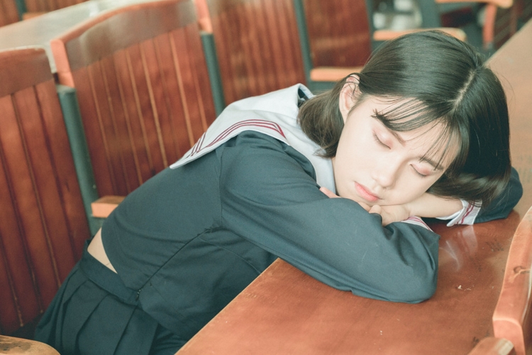 短发校园制服美女丝袜美腿清纯养眼写真图片