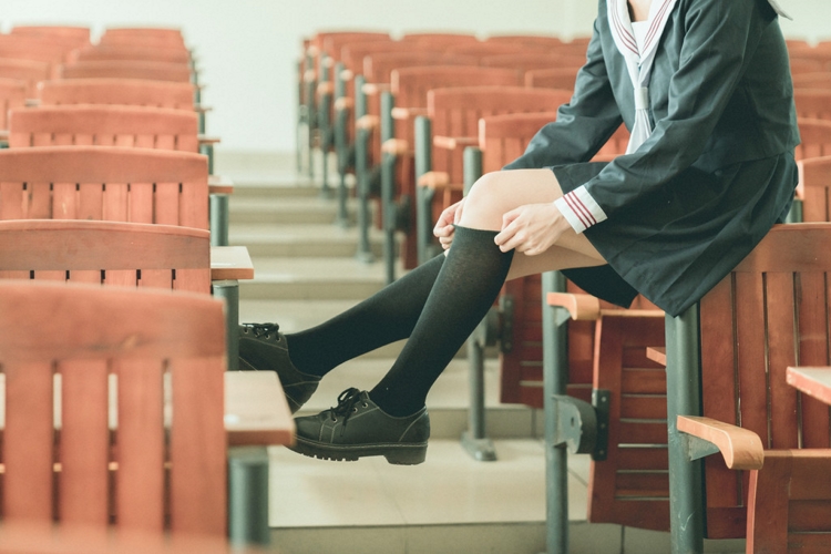 短发校园制服美女丝袜美腿清纯养眼写真图片