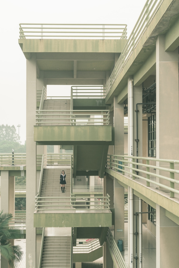 短发校园制服美女丝袜美腿清纯养眼写真图片