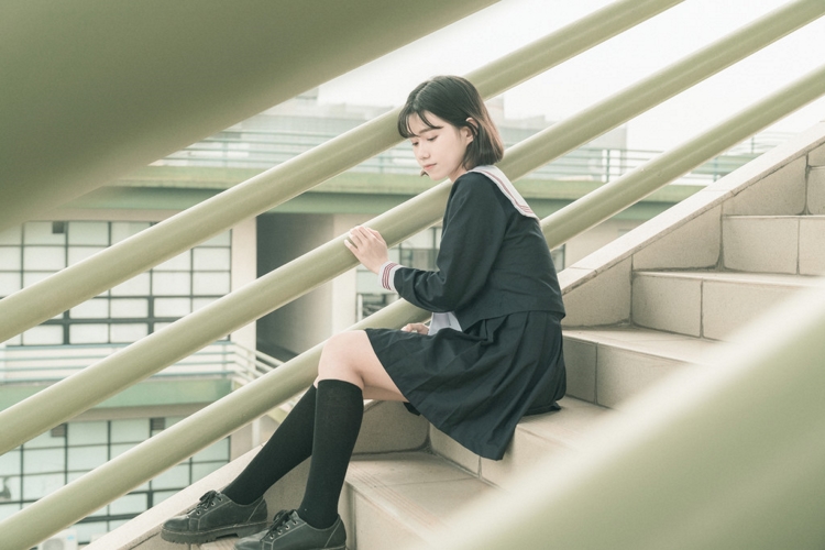 短发校园制服美女丝袜美腿清纯养眼写真图片